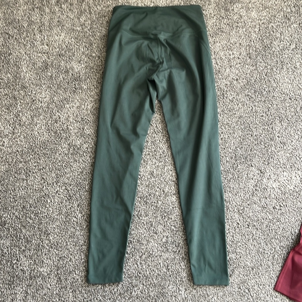 Compressive High-Rise Legging Recycled Plastic - Picture 6 of 8